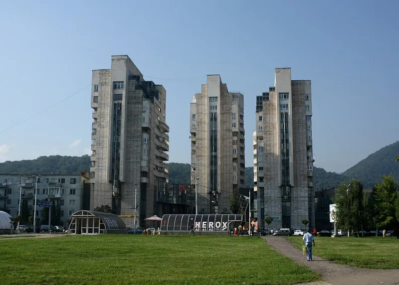 Two Markets, One Address: Why a Tower's Rental Policy Now Sets Its Price